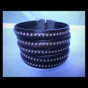 UNO de 50 leather and silver bracelet.